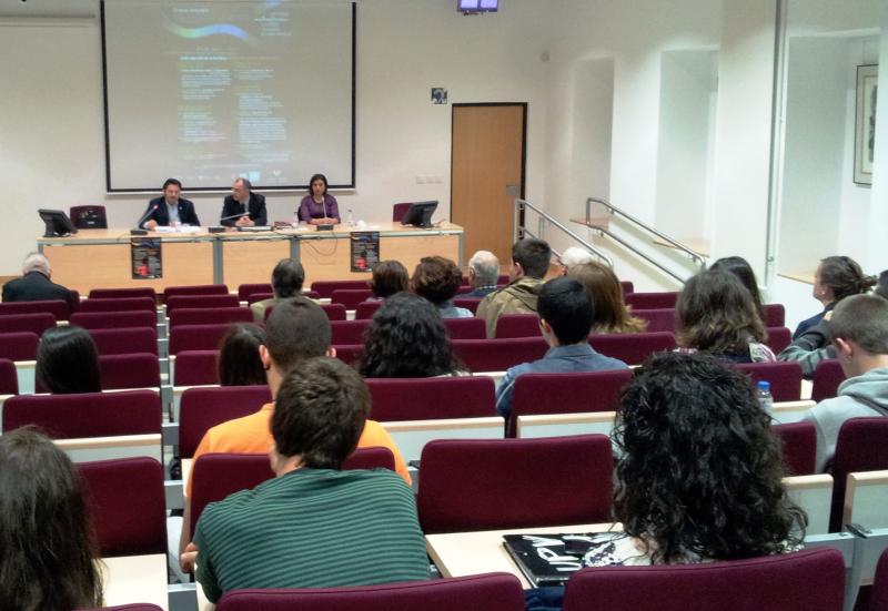 De esquerda a dereita: Antonio Rodríguez Miranda, Iñaki Bazán, e Rocío Dourado durante a conferencia que pronunciou o secretario xeral da Emigración esta mañá en Vitoria-Gasteiz