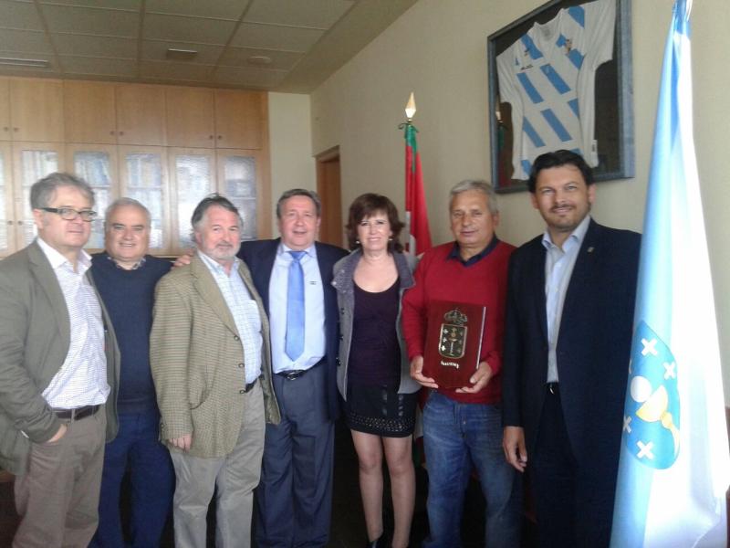 Imaxe da visita do secretario xeral da Emigración á Casa Galicia de Ondárroa