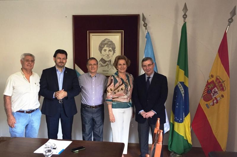 Miranda visitó la Sociedade de Socorros Mutuos e Beneficente Rosalía de Castro de Santos, donde firmó un convenio de colaboración