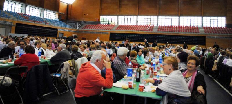 Imaxe do xantar de confraternidade ao que asistiron diversos membros da Irmandade de Centros Galegos en Euskadi 
