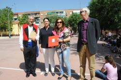 O Centro Galego fíxolle entrega, coa presenza de Mirina Cortés, dun libro sobre Galicia e as súas paisaxes á directora do CEIP Andrés Torrejón  