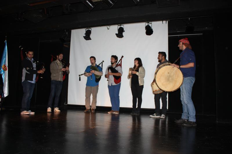 La banda de gaitas de la entidad interpretó cuatro piezas del repertorio tradicional gallego