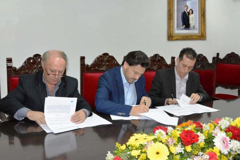 De esquerda a dereita: Fajín, Miranda e González durante a sinatura dos convenios entre Emigración e as entidades galegas de Caracas e Valencia
