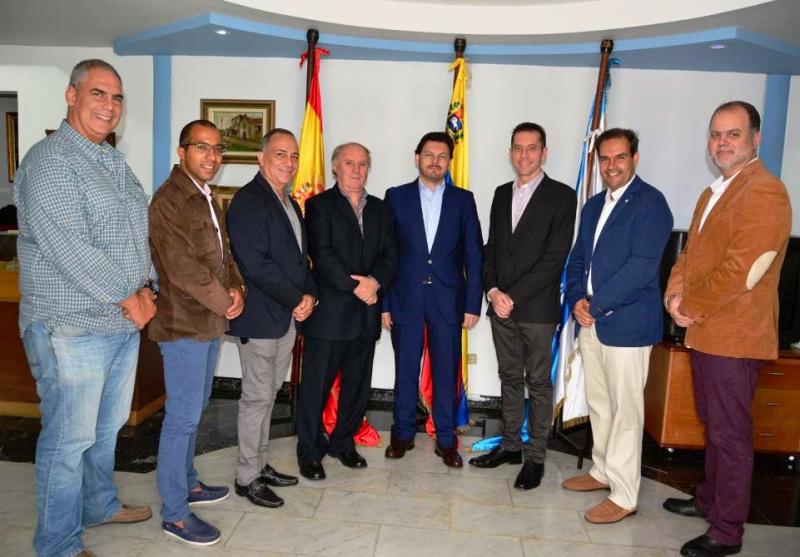 En la imagen, el secretario xeral da Emigración con miembros de las directivas de la Hermandad Gallega de Caracas y Valencia En la imagen, el secretario xeral da Emigración con miembros de las directivas de la Hermandad Gallega de Caracas y Valencia