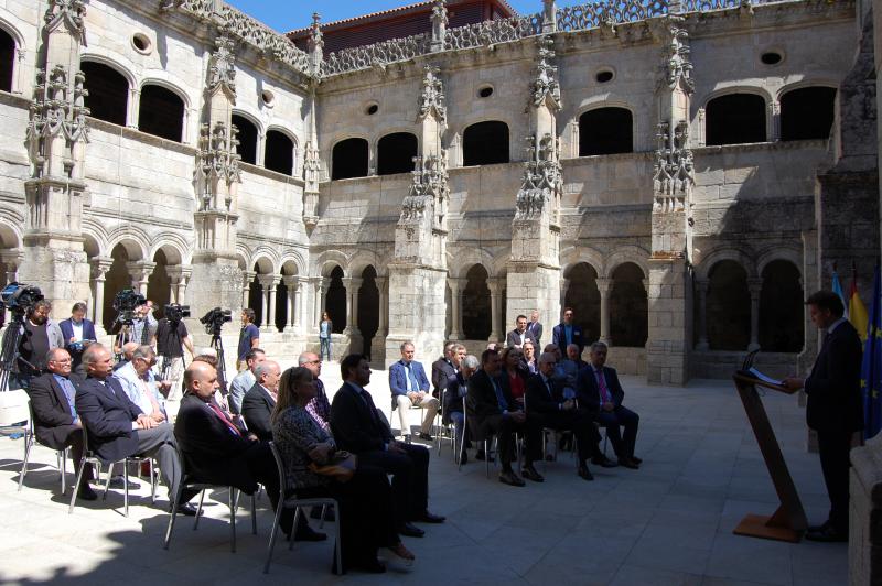 O presidente da Xunta de Galicia e membros da Comisión Delegada do Consello de Comunidades Galegas, no acto institucional de apoio á declaración da Ribeira Sacra como Patrimonio da Humanidade, por parte da Galicia Exterior