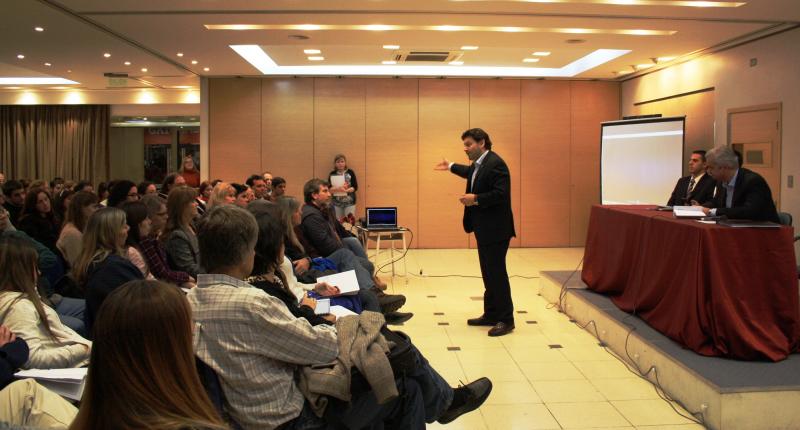 Na imaxe, Antonio Rodríguez Miranda na reunión informativa dirixida aos mozos e mozas participantes no programa Conecta con Galicia 2015 da Secretaría Xeral da Emigración da Xunta de Galicia