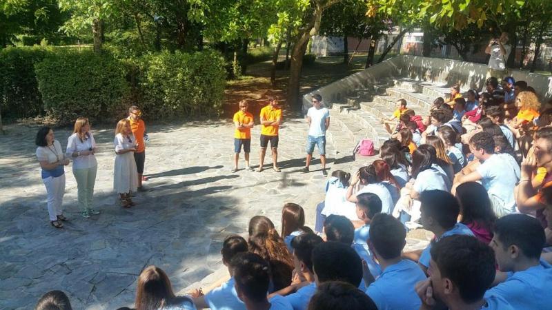 A conselleira de Traballo e Benestar da Xunta de Galicia, coas mozas e mozos da 1ª quenda do programa 'Conecta con Galicia'