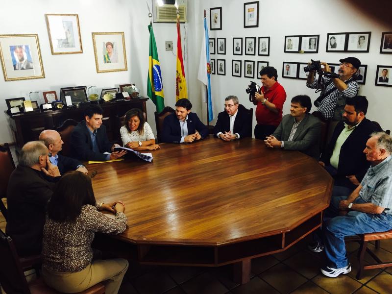 A conselleira de Traballo e Benestar e o secretario xeral da Emigración da Xunta de Galicia durante a sinatura do convenio coa Peña Galega da Casa de Espanha de Río de Xaneiro