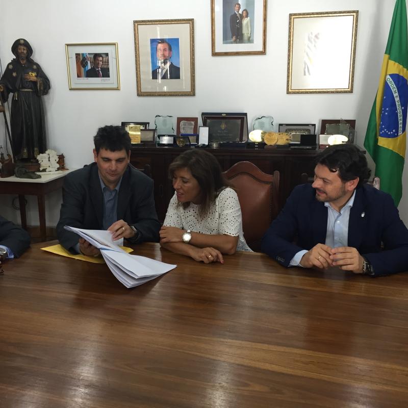 A conselleira de Traballo e Benestar e o secretario xeral da Emigración, durante a sinatura do convenio coa Peña Galega da Casa de Espanha de Río de Xaneiro