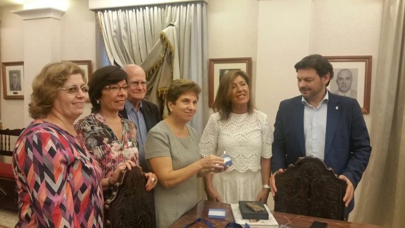 Miranda (primeiro pola dereita) e Mato (segunda) tamén visitaron a Associaçâo Recreio dos Anciâos para Asilo da Velhice Desamparada que dirixe a galega Regina Jallas  (terceira pola dereita)