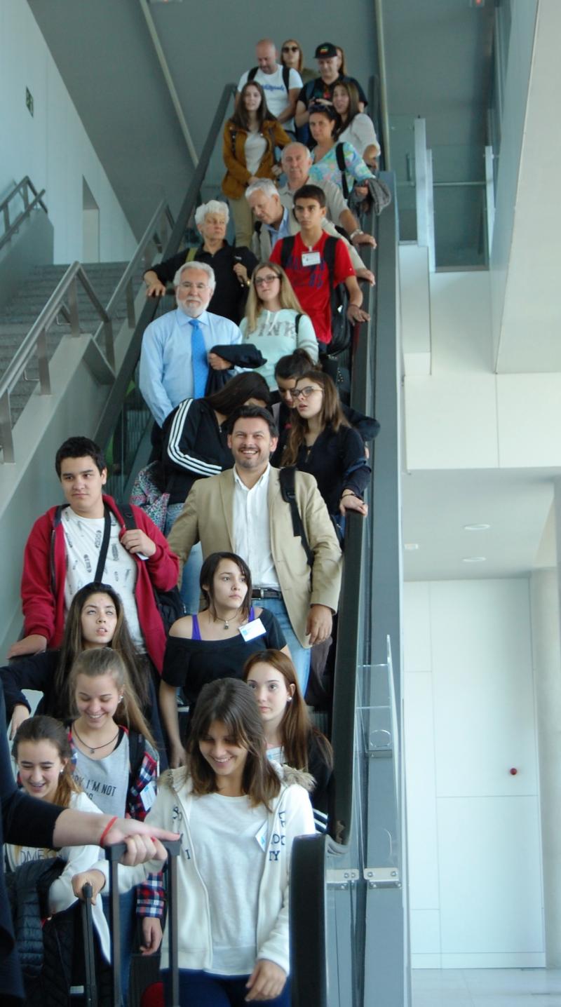 El secretraio xeral da Emigración y el vicepresidente del Parlamento de Galicia, en el aeropuerto con algunos y algunas de los participantes