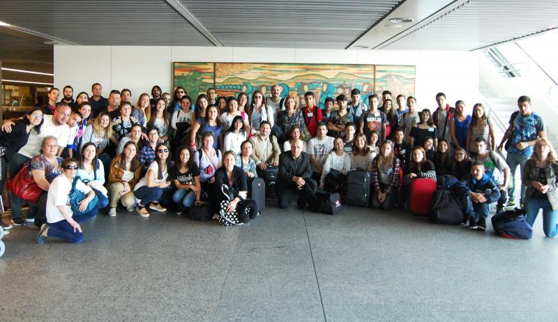 En la imagen, Miranda y Cecilia Vázquez posan con los y las participantes de los programas 'Conecta con Galicia' e 'Escolas Abertas' que hoy llegaron al aeropuerto de Lavacolla (Santiago de Compostela)
