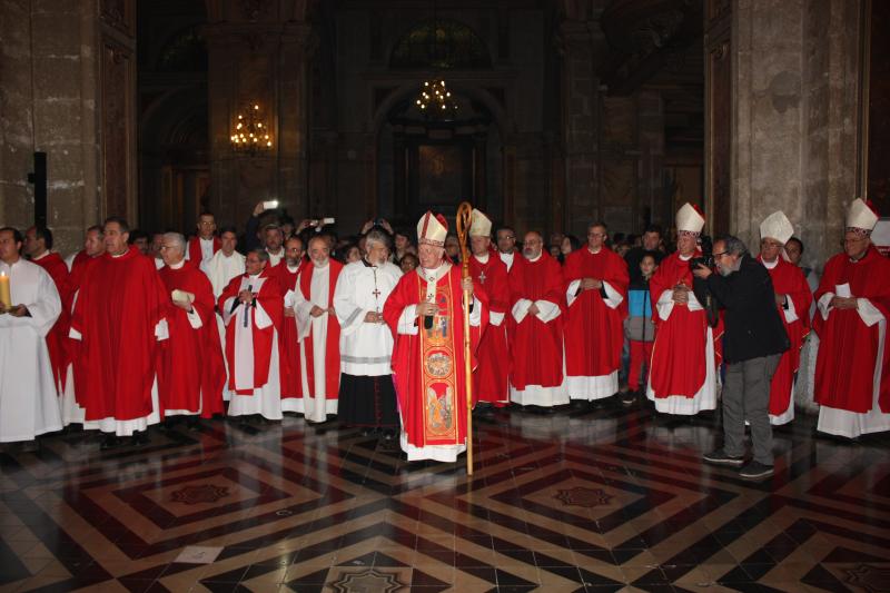 Arcebispo, xunto a bispos, sacerdotes, relixiosos e público