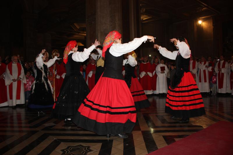 Bailaríns e bailarinas da entidade galega durante o oficio relixioso