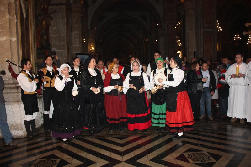 Cantareiras da entidade galega durante o oficio relixioso