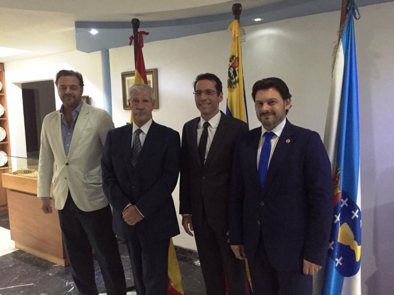 Miranda (á dereita da imaxe) co presidente da Hermandad, o cónsul xeral de España e o cónsul adxunto