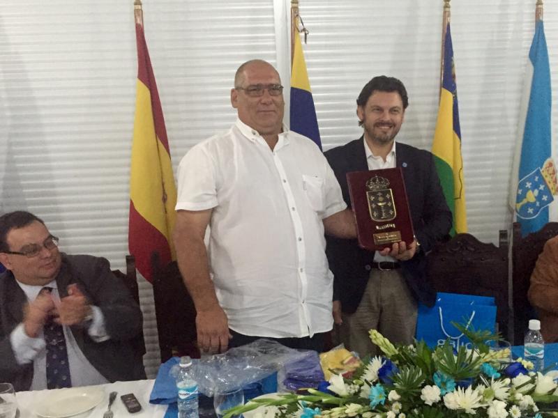 Na imaxe, Miranda e, ao seu carón (tamén de pé), o presidente do Centro Gallego de Puerto La Cruz