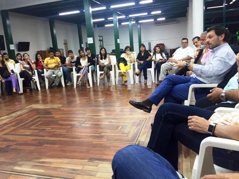 Na imaxe, o secretario xeral da Emigración coas mozas mozas e os mozos galegos de Puerto La Cruz