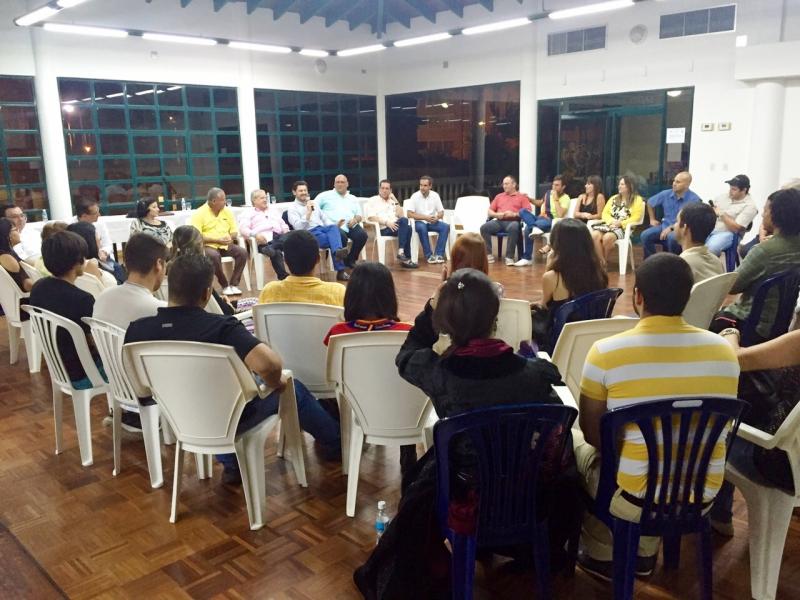 Na imaxe, o secretario xeral da Emigración coas mozas mozas e os mozos galegos de Puerto La Cruz
