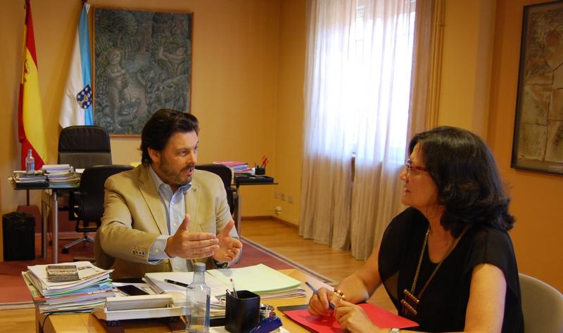 O secretario xeral da Emigración, Antonio Rodríguez Miranda, recibiu no seu despacho en Santiago á membro da directiva da Casa de Galicia de Córdoba, Maribel García Cano