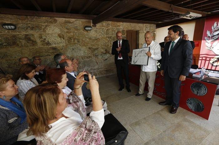 Roberto Ogando, entre Ferro y Miranda, con el galardón, recibiendo los aplausos de los asistentes: Fuente: La Region Roberto Ogando, entre Ferro y Miranda, con el galardón, recibiendo los aplausos de los asistentes: Fuente: La Region