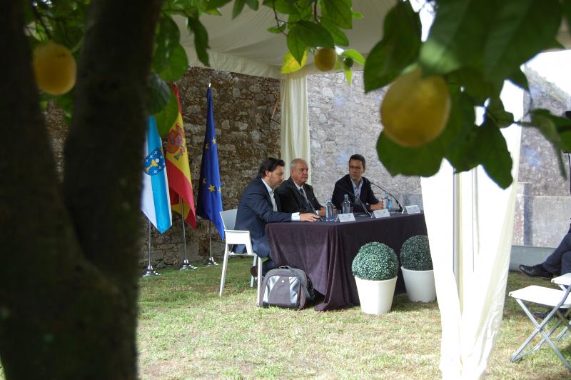 De izquierda a derecha: Antonio Rodríguez Miranda (secretario xeral da Emigración), Roberto Ogando (presidente del Centro Unión Orensana) y Eduardo Rey (profesor de la USC)