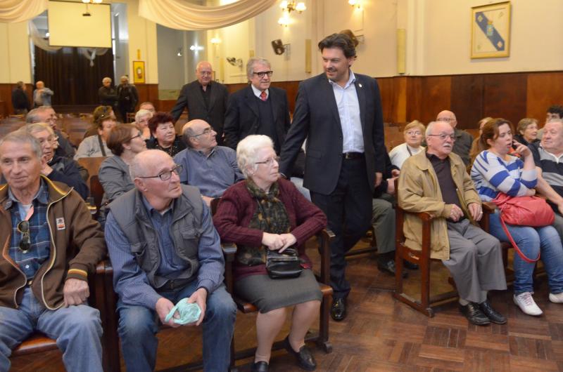 Imaxe da xuntanza que o secretario xeral da Emigración mantivo en Montevideo coas e cos participantes no programa de Reencontros na Terra 