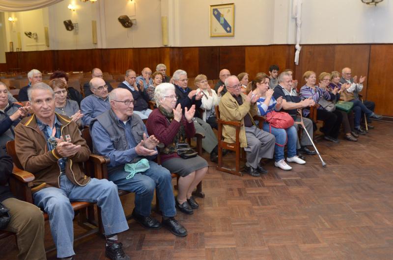 Imaxe da xuntanza que o secretario xeral da Emigración mantivo en Montevideo coas e cos participantes no programa de Reencontros na Terra 