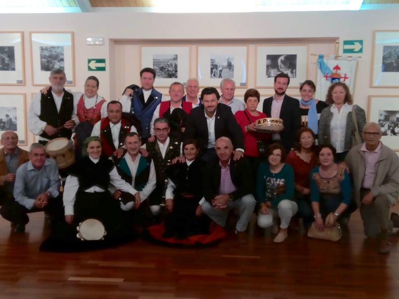 Miranda, con miembros del Centro Gallego de Móstoles