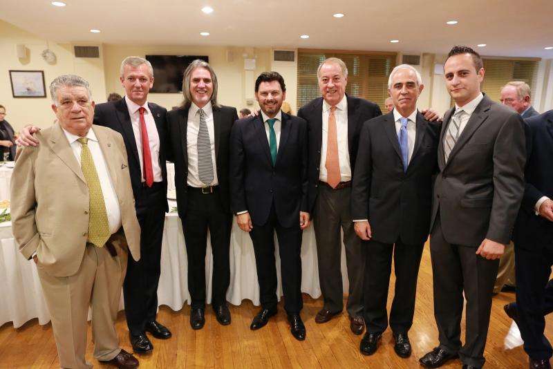 Alfonso Rueda (segundo por la izquierda), acompañado de Antonio Rodríguez Miranda (en el centro), participaron ayer en los actos de celebración del 75 aniversario de la Casa de Galicia en Nueva York