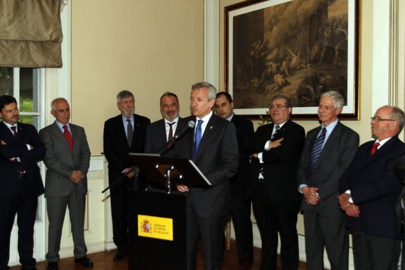 Ademais do vicepresidente da Xunta (no centro) e o secretario xeral da Emigración (primeiro á esquerda) ao acto tamén asistiron o embaixador de España no Uruguai (cuarto pola esquerda) e o Ministro de Saúde Pública do Uruguai (segundo pola dereita)