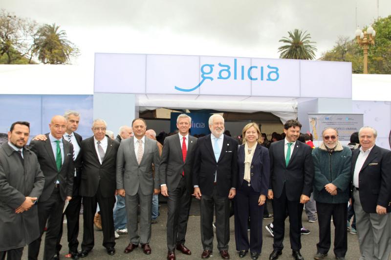 Imagen delante del stand del Galicia Pórtico Universal que se celebró este viernes y sábado en la Plaza de Mayo