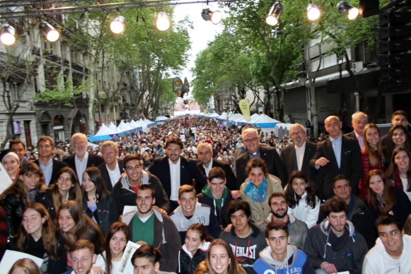 Los chicos y chicas del programa Conecta con Galicia recogieron sus 'compostelas'