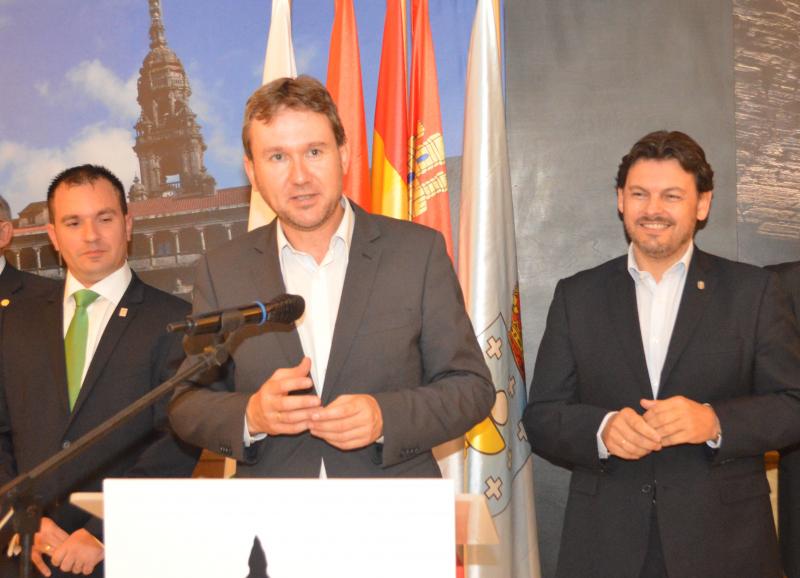 O alcalde de Burgos e, ao seu carón, Ángel Ferreiro Sarmineto (á esquerda) e Antonio Rguez. Miranda (á dereita)