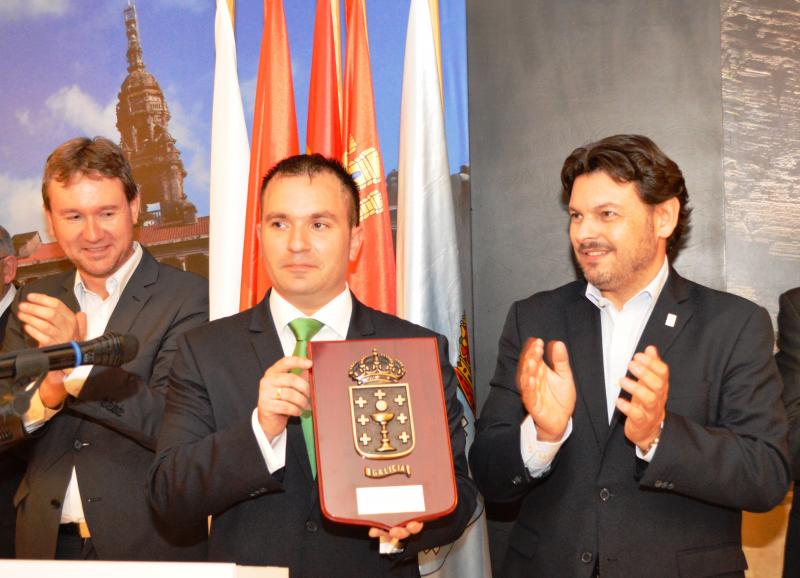 O secretario xeral da Emigración fíxolle entrega dunha placa conmemorativa ao presidente do Centro Galego en Burgos