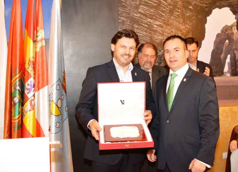 O presidente do Centro Galego en Burgos fíxolle entrega dunha placa conmemorativa ao secretario xeral da Emigración
