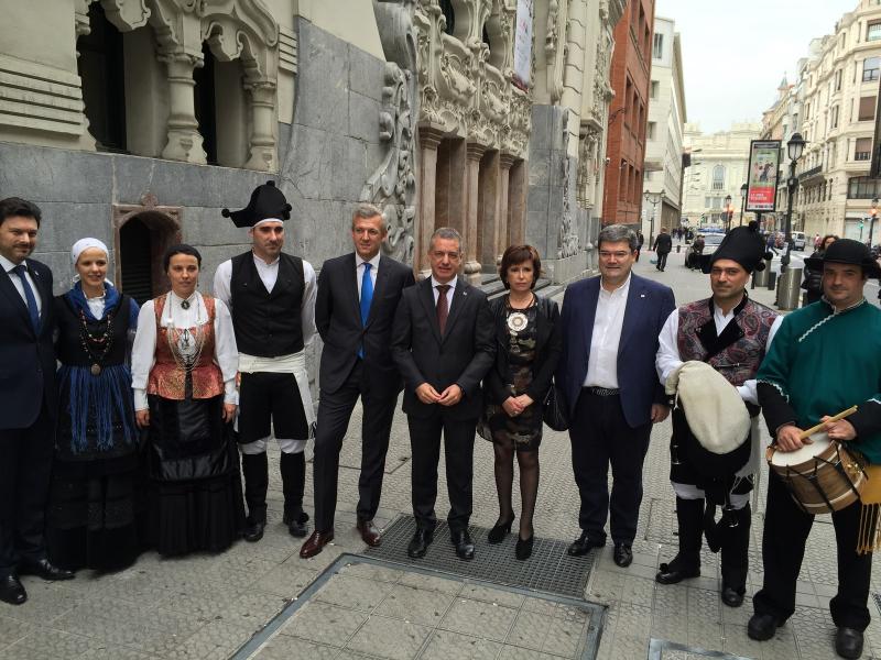Autoridades gallegas y vascas, con integrantes de los grupos folclóricos de las entidadees gallegas en Euskadi
