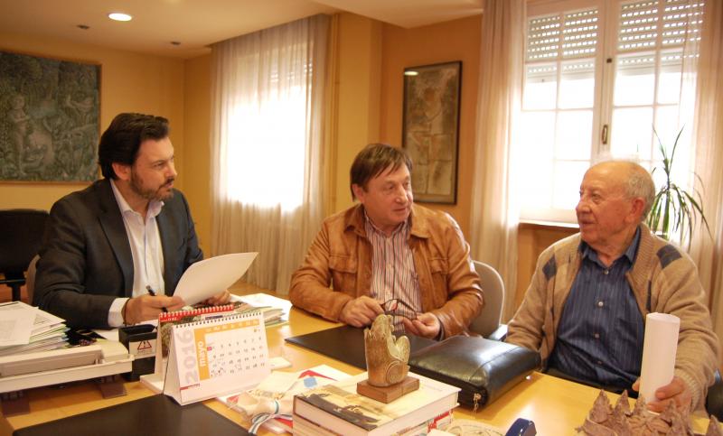 De esquerda a dereita: Antonio Rodríguez Miranda (secretario xeral da Emigración), Arturo Grandal (alcalde de Salvaterra de Miño) e Ricardo Domínguez Gil (presidente da entidade salvaterrense na capital arxentina) durante a reunión celebrada na sede de Emigración en Santiago de Compostela