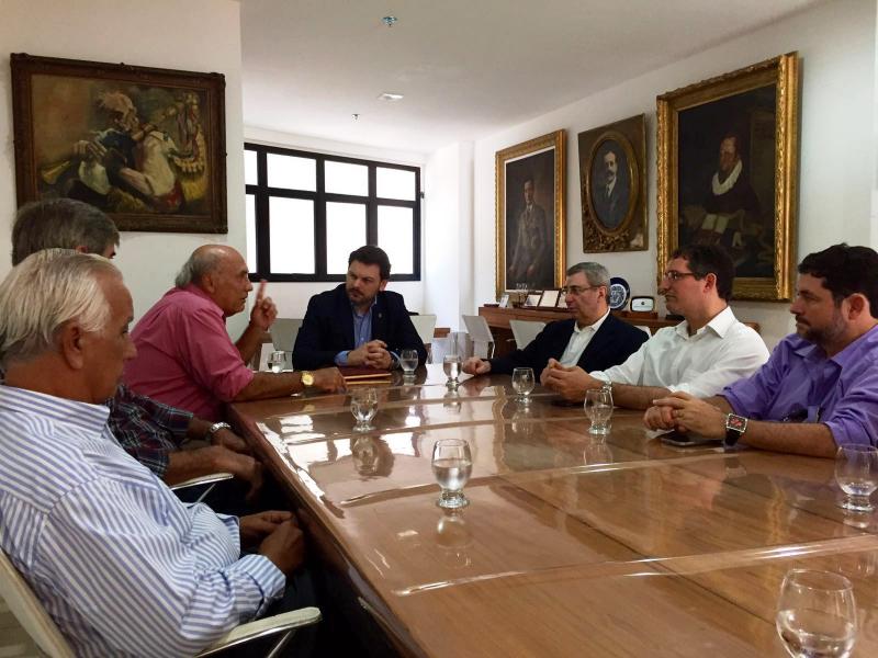 En la foto, el secretario xeral da Emigración en su visita al Centro Espanhol de Salvador de Bahía 
