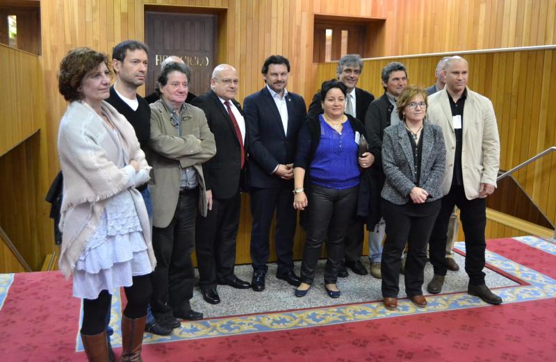 No centro, con gravata vermella, o cónsul de Cuba en Galicia, José Antonio Solana e, ao seu carón, o secretario xeral da Emigración, Antonio Rodríguez Miranda, despois de aprobarse a declaración