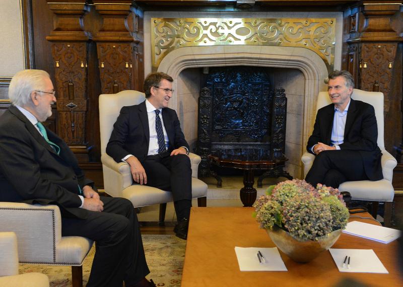  El titular de la Xunta mantuvo esta tarde una audiencia con el presidente de Argentina, Mauricio Macri, en la que también estuvieron presentes el secretario de Asuntos Estratégicos del país y el embajador de España
