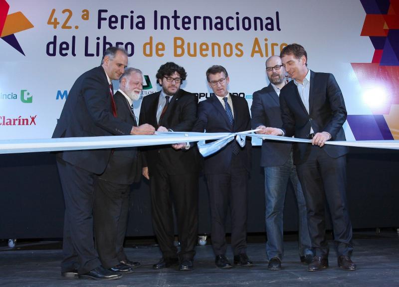 El presidente de la Xunta, acompañado del ministro de Cultura de la Argentina y el alcalde de Santiago de Compostela, durante la inauguración de la Feria del Libro de Buenos Aires El presidente de la Xunta, acompañado del ministro de Cultura de la Argentina y el alcalde de Santiago de Compostela, durante la inauguración de la Feria del Libro de Buenos Aires