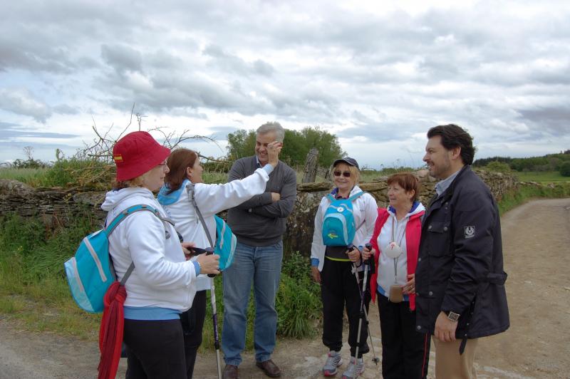 O secretario xeral da Emigración e o delegado da Xunta de Galicia en Arxentina e Uruguai acompañaron ao grupo nun tramo do Camiño preto de Portomarín