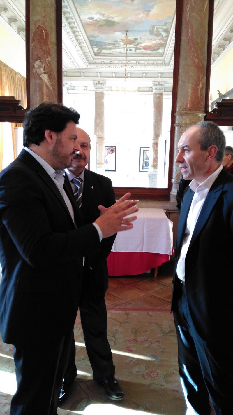 Antonio Rodríguez Miranda (a la izquierda de la imagen), Álvaro Moreira, presidente de la Xuventude de Galicia-Centro Galego de Lisboa (al fondo) y Ramiro Cimadevila (a la derecha), en la inauguración de la exposición del pintor estradense en el Centro Galego de Lisboa