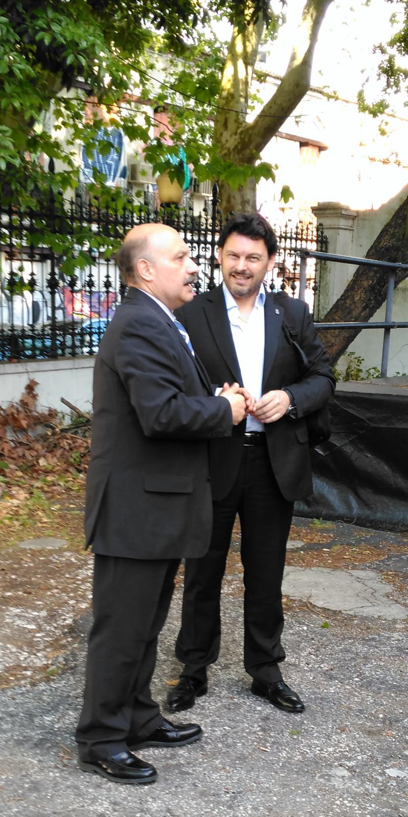 El presidente de la Xuventude de Galicia - Centro Galego de Lisboa y el secretario xeral da Emigración, en la entrada de la sede de la entidad gallega en la capital lusa