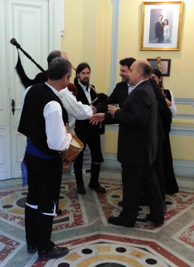 Miranda y Moreira también saludaron a los integrantes del grupo folclórico de la entidad gallega en Lisboa