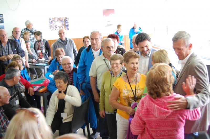 Imaxe de arquivo da visita do vicepresidente da Xunta e o secretario xeral da Emigración á Residencia de Tempo Libre de Panxón, onde estaban aloxados as e os participantes da edición de 2015