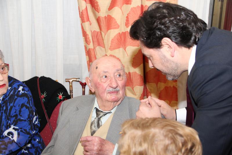 O secretario xeral da Emigración fala co único socio aínda vivo dos fundadores da Casa, que conta con 94 anos