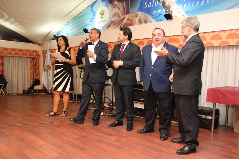 Á dereita na foto, os presidentes da Casa de Galicia das Palmas, a quen Miranda entregou unha placa conmemorativa do 65º aniversario da entidade, e do Centro Galego de Tenerife
