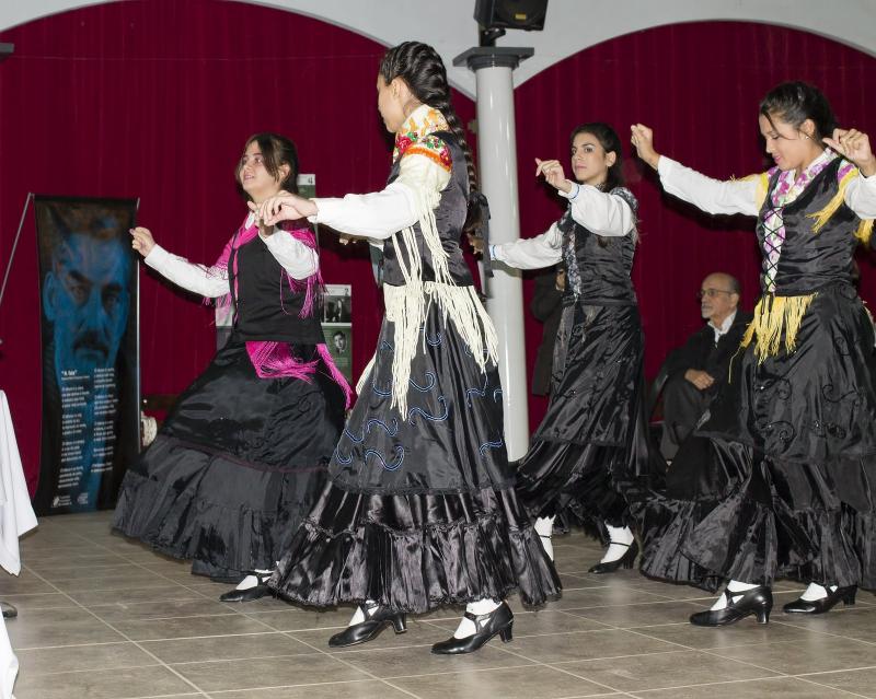 El grupo de baile Anduriñas también participó en el acto